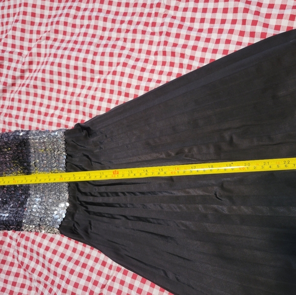 Shimmer and pleated top..sz 1x... Black, Silver and Grey. - Picture 3 of 5